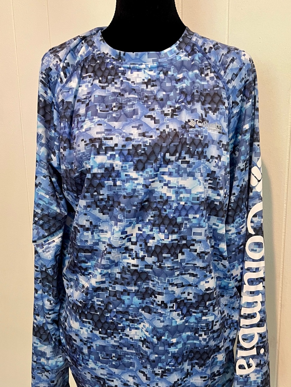 Men’s Large Columbia Blue Multi-Tone Camo Long Sleeve performance gear Shirt.